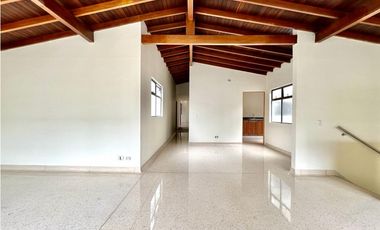 Vende casa segundo piso con terraza. Envigado. San Marcos.