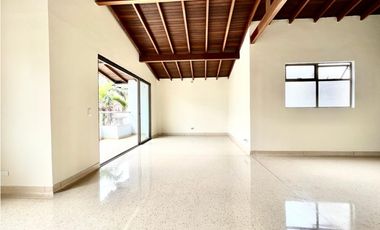 Vende casa segundo piso con terraza. Envigado. San Marcos.