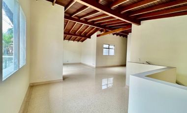Vende casa segundo piso con terraza. Envigado. San Marcos.