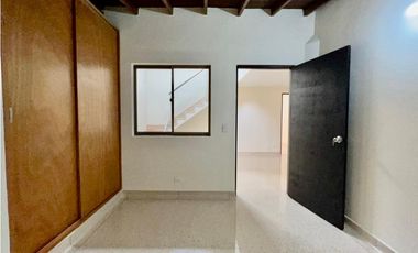 Vende casa segundo piso con terraza. Envigado. San Marcos.