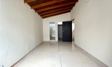 Vende casa segundo piso con terraza. Envigado. San Marcos.