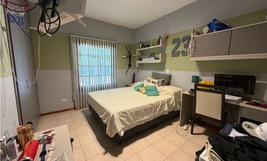 Casa con 3 dormitorios, quincho, jardin y cochera a la venta