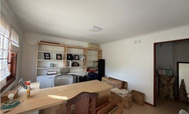 Casa con 3 dormitorios, quincho, jardin y cochera a la venta