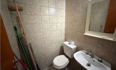 Casa con 3 dormitorios, quincho, jardin y cochera a la venta