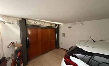 Casa con 3 dormitorios, quincho, jardin y cochera a la venta