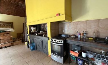 Casa con 3 dormitorios, quincho, jardin y cochera a la venta