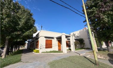 Casa con 3 dormitorios, quincho, jardin y cochera a la venta
