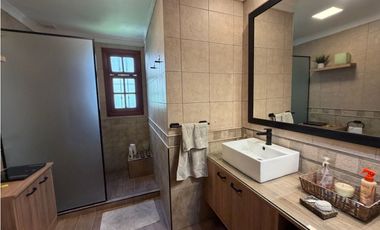 Casa con 3 dormitorios, quincho, jardin y cochera a la venta
