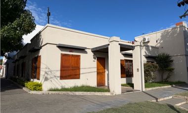 Casa con 3 dormitorios, quincho, jardin y cochera a la venta