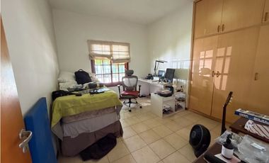 Casa con 3 dormitorios, quincho, jardin y cochera a la venta