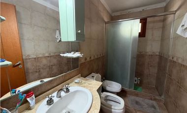 Casa con 3 dormitorios, quincho, jardin y cochera a la venta