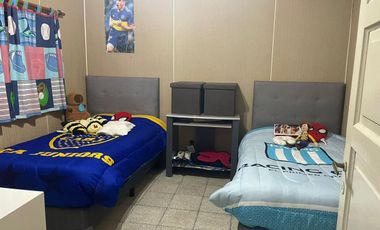 VENTA - CASA 2 DORMITORIO CON IMPORTANTE JARDIN