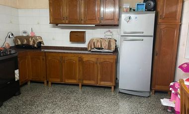VENTA - CASA 2 DORMITORIO CON IMPORTANTE JARDIN