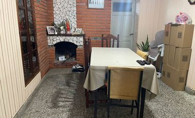 VENTA - CASA 2 DORMITORIO CON IMPORTANTE JARDIN