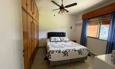 VENTA - CASA 2 DORMITORIO CON IMPORTANTE JARDIN