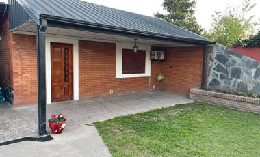 VENTA - CASA 2 DORMITORIO CON IMPORTANTE JARDIN