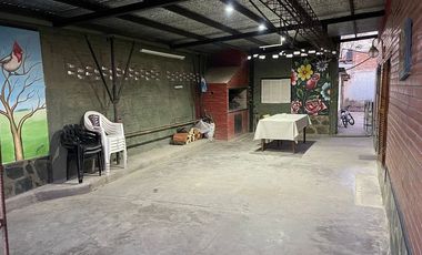 VENTA - CASA 2 DORMITORIO CON IMPORTANTE JARDIN