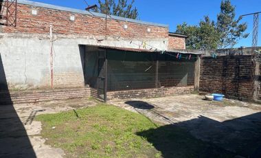 VENTA - CASA 2 DORMITORIO CON IMPORTANTE JARDIN