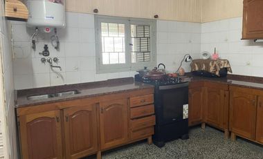 VENTA - CASA 2 DORMITORIO CON IMPORTANTE JARDIN