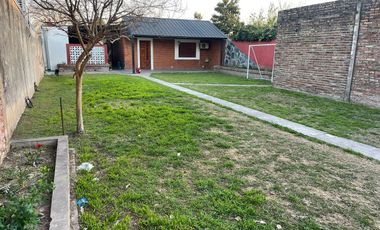 VENTA - CASA 2 DORMITORIO CON IMPORTANTE JARDIN