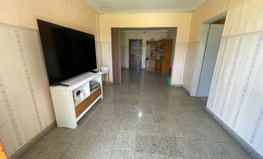 VENTA - CASA 2 DORMITORIO CON IMPORTANTE JARDIN