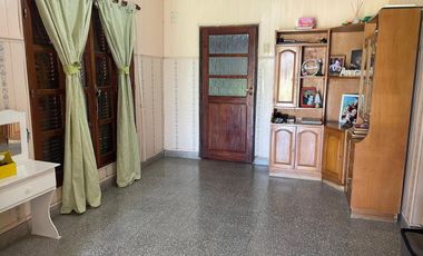 VENTA - CASA 2 DORMITORIO CON IMPORTANTE JARDIN