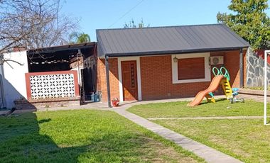 VENTA - CASA 2 DORMITORIO CON IMPORTANTE JARDIN