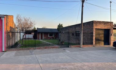 VENTA - CASA 2 DORMITORIO CON IMPORTANTE JARDIN