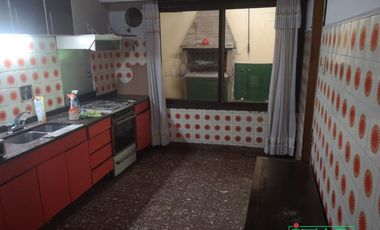 Casa en alquiler c/ cochera en Villa Soldati