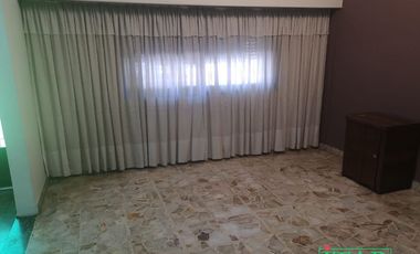 Casa en alquiler c/ cochera en Villa Soldati