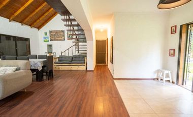 Se vende casa con pileta en Los Molinos