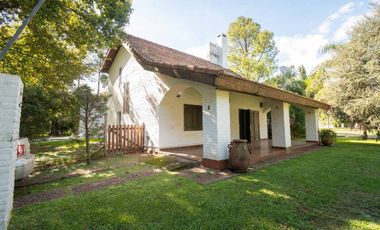 Se vende casa con pileta en Los Molinos