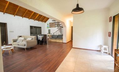 Se vende casa con pileta en Los Molinos