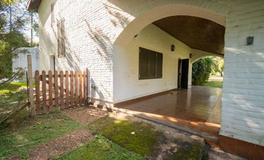 Se vende casa con pileta en Los Molinos