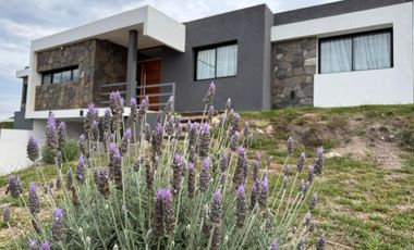 VENTA CASA 3 DORMITORIOs EN BUEN AIRE ASCOCHINGA