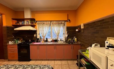 CASA 4AMB C QUINCHO, JARDÍN Y COCHERA STOS LUGARES