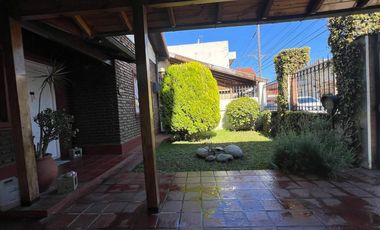CASA 4AMB C QUINCHO, JARDÍN Y COCHERA STOS LUGARES
