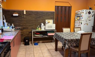 CASA 4AMB C QUINCHO, JARDÍN Y COCHERA STOS LUGARES