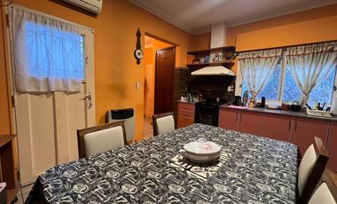 CASA 4AMB C QUINCHO, JARDÍN Y COCHERA STOS LUGARES