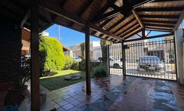 CASA 4AMB C QUINCHO, JARDÍN Y COCHERA STOS LUGARES