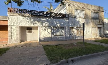 CASA CON LOCAL COMERCIAL