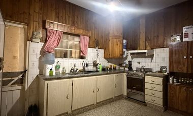 CASA CON LOCAL COMERCIAL