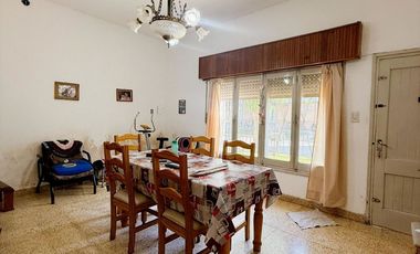 CASA CON LOCAL COMERCIAL