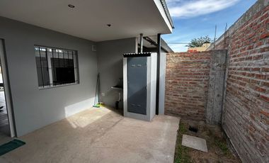 ALQUIER CASA 2 DORMITORIOS B° BELLA VISTA PLOTTIER