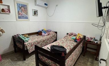 Casa en Pasaje O. Alemis a 30 mTs de Avenida Perón