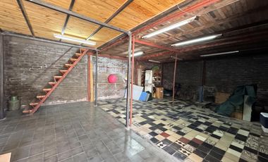 Casa 460 m2 Terreno  |251 m2 Cubiertos  |  3 Dormitorios + Galpón con Oficinas | 2 Baños