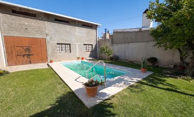 Casa 460 m2 Terreno  |251 m2 Cubiertos  |  3 Dormitorios + Galpón con Oficinas | 2 Baños