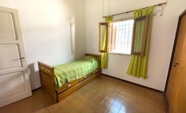 Casa 460 m2 Terreno  |251 m2 Cubiertos  |  3 Dormitorios + Galpón con Oficinas | 2 Baños