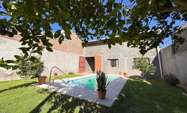 Casa 460 m2 Terreno  |251 m2 Cubiertos  |  3 Dormitorios + Galpón con Oficinas | 2 Baños