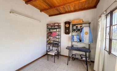 Casa 460 m2 Terreno  |251 m2 Cubiertos  |  3 Dormitorios + Galpón con Oficinas | 2 Baños